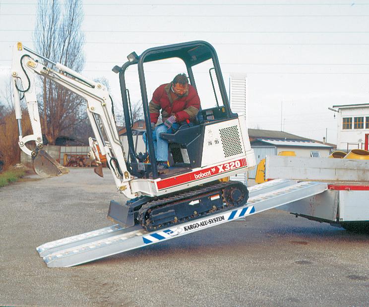 RAMPE DE CHARGEMENT LOURDE AVEC REBORDS